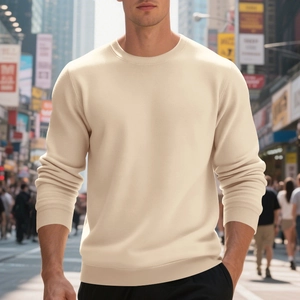 Detail eines beigen langärmeligen Sweatshirts mit Rundhalsausschnitt und Rippbündchen