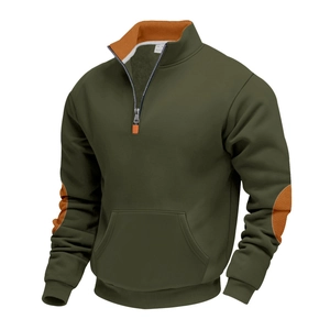 Detail van olijfkleurige sweater met 1/4 rits, oranje elleboogstukken en kangoeroezak