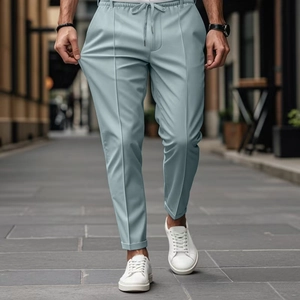 Détail du pantalon ajusté bleu-gris clair pour homme avec taille élastique à cordon
