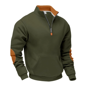 Detail van legergroene hoodie met kwartritssluiting, oranje elleboogstukken en ribboorden
