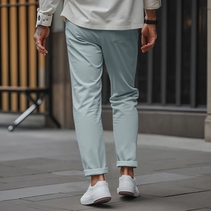 Pantalon chino homme ajusté gris-bleu clair avec ourlet revers et poche arrière sobre
