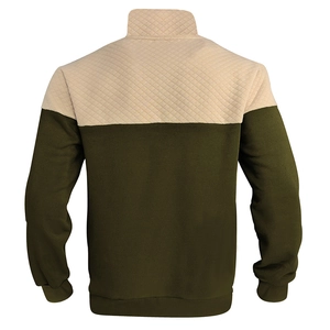 Dettaglio del colletto trapuntato beige e pile verde oliva a contrasto sul retro