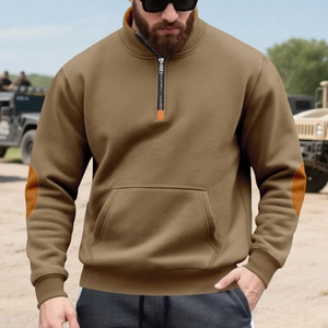 Detail van kaki sweatshirt met halve rits en oranje elleboogstukken in outdoor-stijl