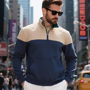 Dettaglio felpa uomo con trapuntatura a rombi beige e pannelli blu scuro con mezza zip