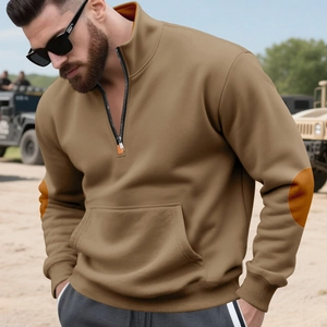 Detail van kaki sweatshirt met halve rits, oranje contrastkraag en elleboogstukken