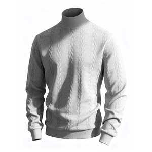 Detail von hellgrauem Zopfstrickpullover mit Texturmuster und geripptem Kragen