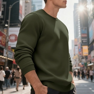 Detail der gerippten Bündchen am olivgrünen Herren-Sweatshirt mit Rundhalsausschnitt