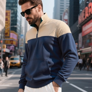 Dettaglio felpa uomo con trapuntatura a rombi beige e design a contrasto blu navy