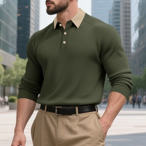 Détail d'un polo en maille côtelée vert olive avec col contrasté beige et boutonnage chic