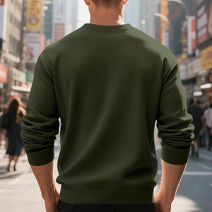 Rückansicht eines Mannes im dunkelgrünen Sweatshirt mit Rundhalsausschnitt in Stadtkulisse