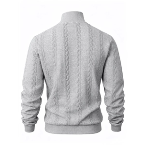 Rückansicht des hellgrauen Herren-Zopfstrickpullovers mit Rippbündchen am Saum
