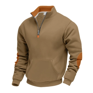 Detail van bruine fleece hoodie met rits, oranje elleboogstukken en kangoeroezak