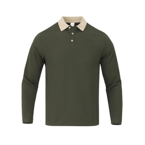 Détail d'un polo vert foncé avec col côtelé beige et étiquette de taille M au cou