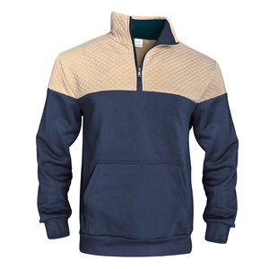Dettaglio felpa uomo con mezza zip, carré trapuntato a rombi beige e contrasto blu navy scuro