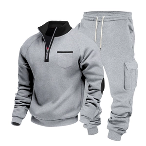 Detailansicht graues Herren-Sweatshirt-Set mit halbem Reißverschluss und Cargo-Jogginghose