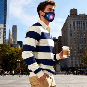 Dettagli della polo a maniche lunghe a righe blu navy e crema con polsini e colletto a coste