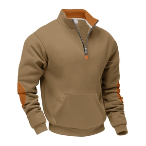 Detail van khaki fleece sweatshirt met oranje elleboogstukken en halve ritssluiting