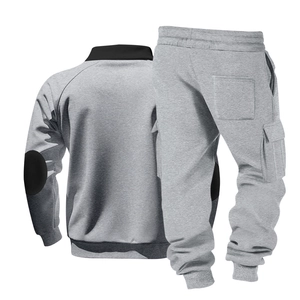Detailansicht grauer Herren-Trainingsanzug mit schwarzem Stehkragen und Cargotaschen