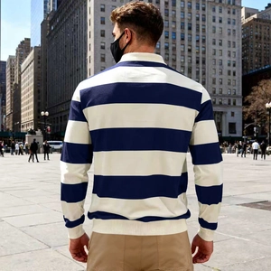 Vista posteriore di una polo da uomo a maniche lunghe a righe blu e bianche in città