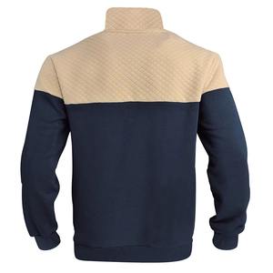 Dettaglio del retro di una felpa da uomo con cuciture beige a rombi trapuntati