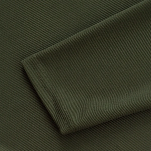 Vue détaillée du tissu en maille côtelée vert armée montrant la texture et les coutures