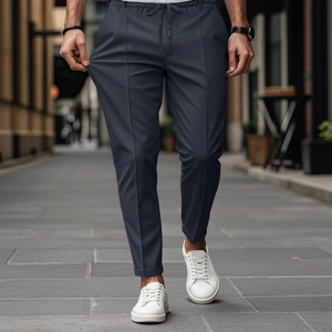 Détail du jogging slim avec taille élastique à cordon et plis sur la jambe du pantalon