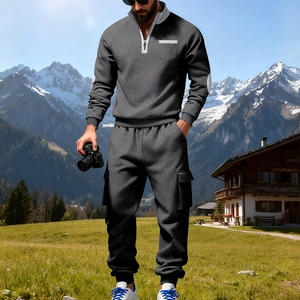 Detailaufnahme des dunkelgrauen Herren-Trainingsanzugs mit Cargo-Taschen und Stehkragen