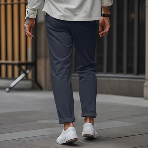 Vue arrière du pantalon slim en sergé pour hommes gris anthracite avec ourlet revers élégant