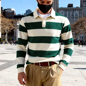 Dettaglio polo da uomo a maniche lunghe a righe verde bosco con colletto bianco e polsini