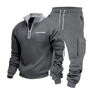 Detail von Herren Fleece Trainingsanzug mit Sweatshirt und Cargo Jogginghose