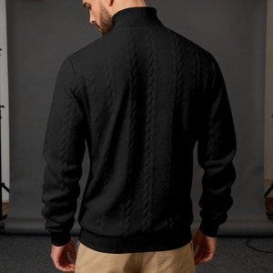 Rückansicht von Herren-Rollkragenpullover in Schwarz mit dickem Zopfstrickmuster