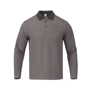 Détail d'un polo gris côtelé montrant le col olive et l'étiquette de taille M en polyester