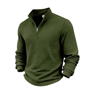 Dettaglio pullover uomo verde militare con trama a nido d'ape e collo a cerniera