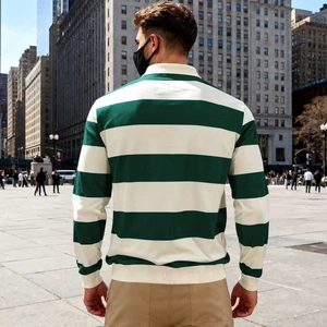 Vista posteriore di uomo che indossa polo a righe orizzontali verde scuro e bianco panna