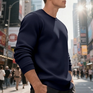 Detailansicht des dunkelblauen Sweatshirts mit gerippten Bündchen und feiner Baumwolle