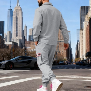 Vue arrière d'un survêtement gris clair pour homme avec poches cargo et rayures