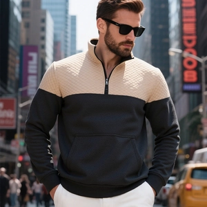 Dettaglio del motivo trapuntato a rombi e cuciture a contrasto sulla felpa beige da uomo