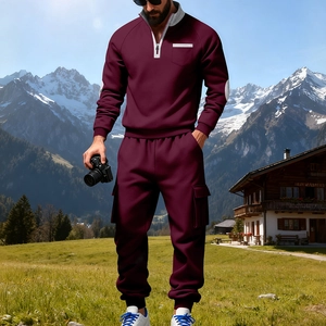 Detail eines weinroten Herren-Trainingsanzugs mit Stehkragen und Cargo-Taschen aus Vlies