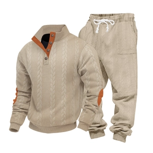 Detail van kaki kabelgebreid henley-sweatshirt met oranje elleboogstukken en witte trekkoorden