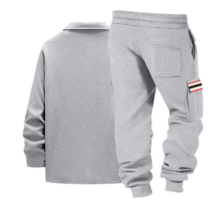 Détail du pantalon cargo en polaire gris clair avec ruban rayé décoratif sur la poche latérale