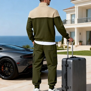 Vue arrière du survêtement homme vert olive avec matelassage contrasté et poches cargo