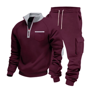 Detail von weinrotem Trainingsanzug mit Halbreißverschluss-Sweatshirt und Cargohose