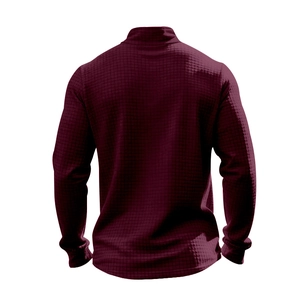 Vista posteriore della felpa da uomo rosso scuro in maglia a nido d'ape con colletto rialzato