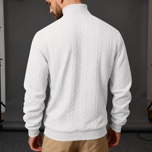 Detailansicht der Rückseite des weißen Herren-Strickpullovers mit Zopfmuster-Struktur