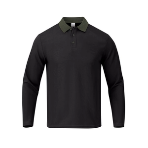 Détail d'un polo noir avec col olive et texture à fines côtes en 100% polyester de haute qualité