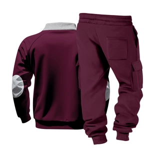 Detail eines burgunderroten Trainingsanzugs mit Kontrast-Patches und Cargotaschen