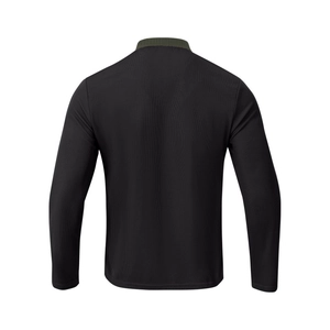 Détail d'un polo pour hommes avec col côtelé vert foncé et tissu noir à texture côtelée