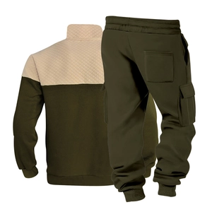 Détail du col montant contrasté et des poches cargo sur cet ensemble de sport