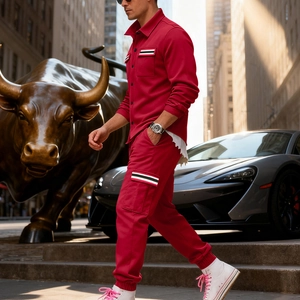 Détails de l'ensemble cargo rouge pour homme avec sangles rayées et poches sur la veste