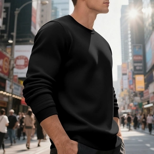 Nahaufnahme des gerippten Rundhalsausschnitts und des Stoffes dieses schwarzen Herren-Sweatshirts